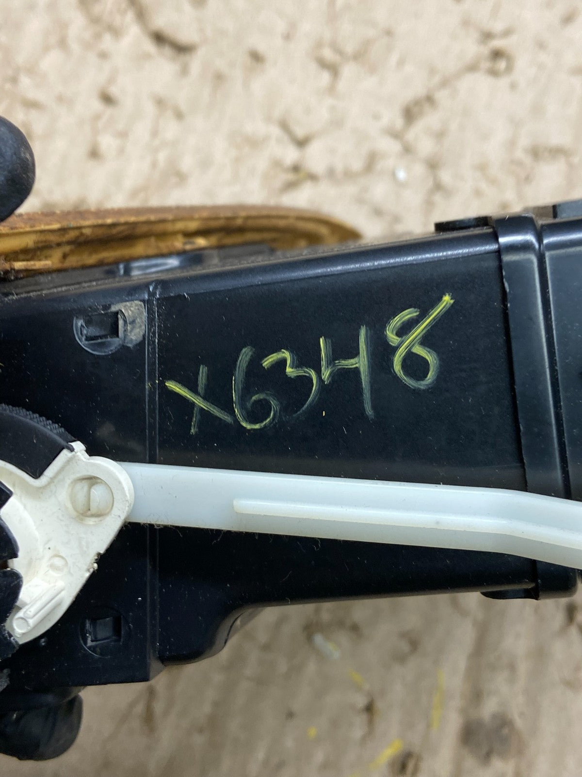 2006 - 2012 Kia Sedona Entourage Right Passenger RH Center Air Vent X6348 DG5