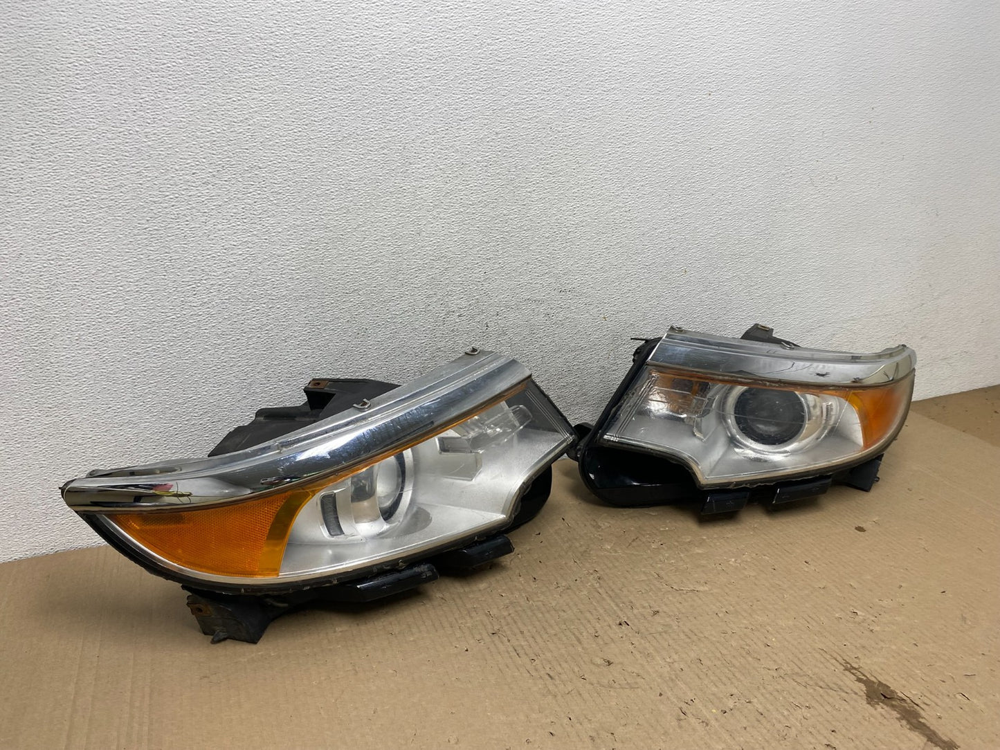 2011 to 2014 Ford Edge Front Left+Right Headlights Halogen AE9687 DW2