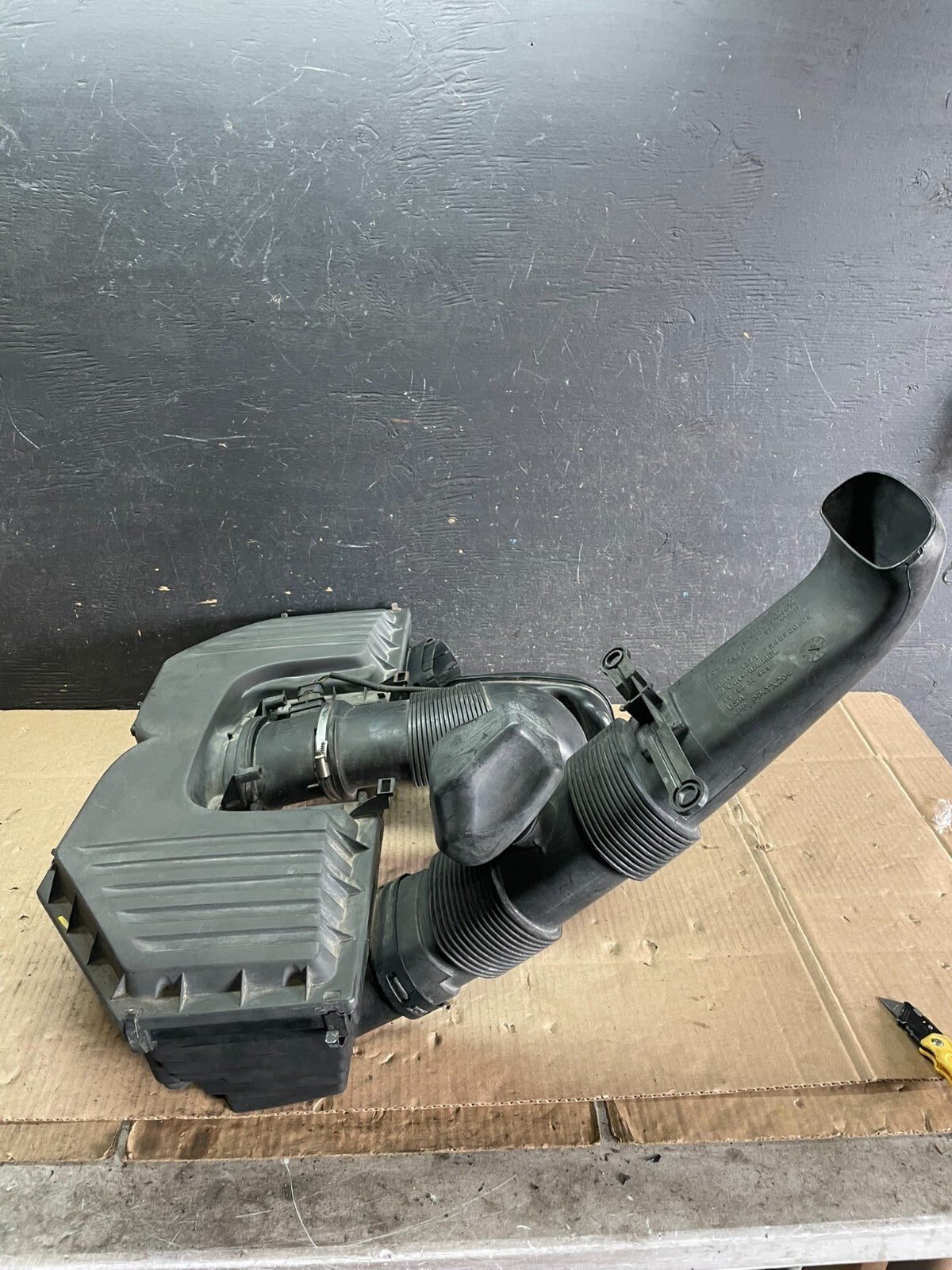 2007 to 2010 BMW E70 X5 N62 Air Intake Cleaner Filter 7548896 M8957 DG3