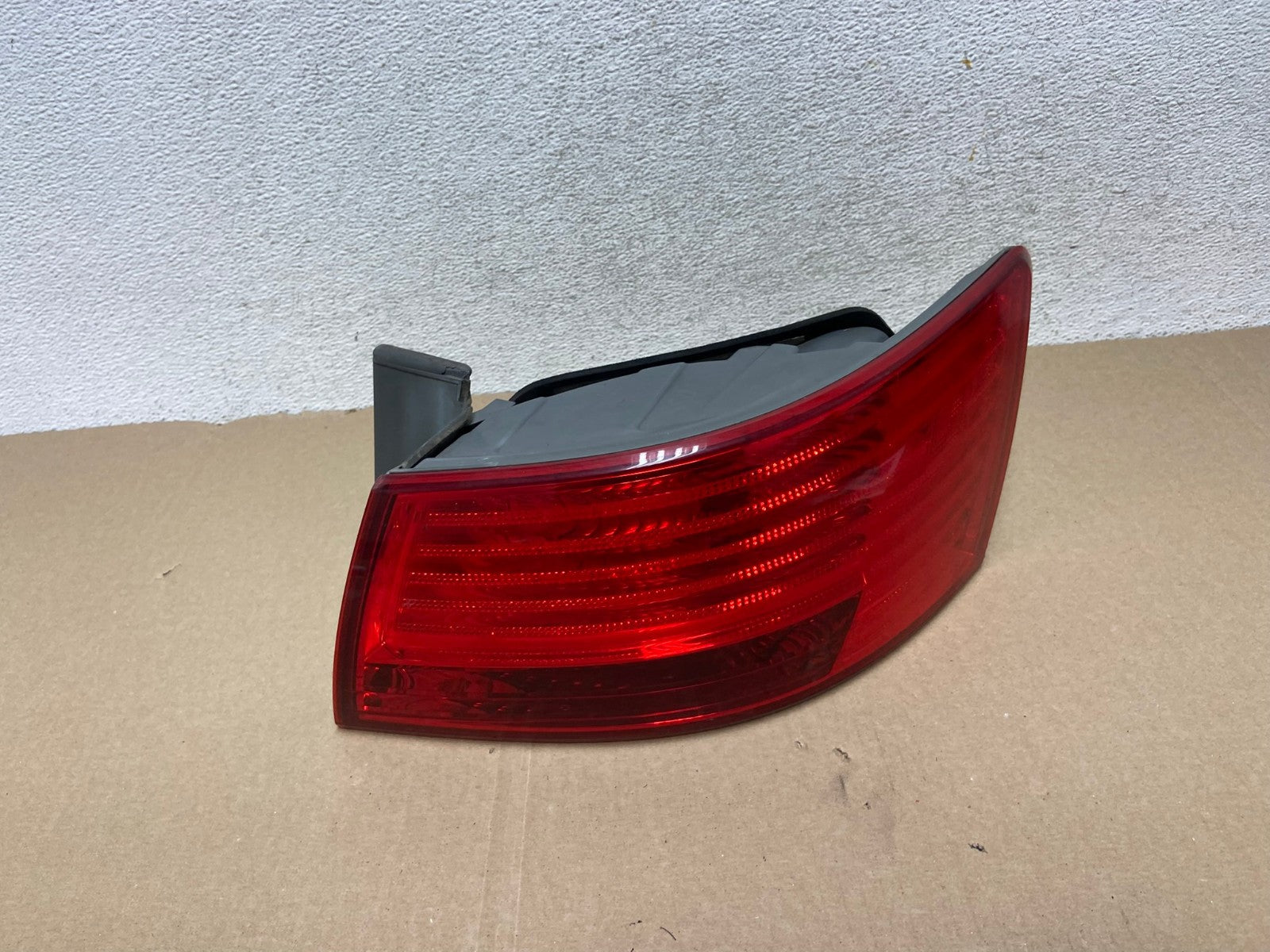 2009 to 2010 Hyundai Sonata Right Passenger Side Tail Light AG6806 LK0