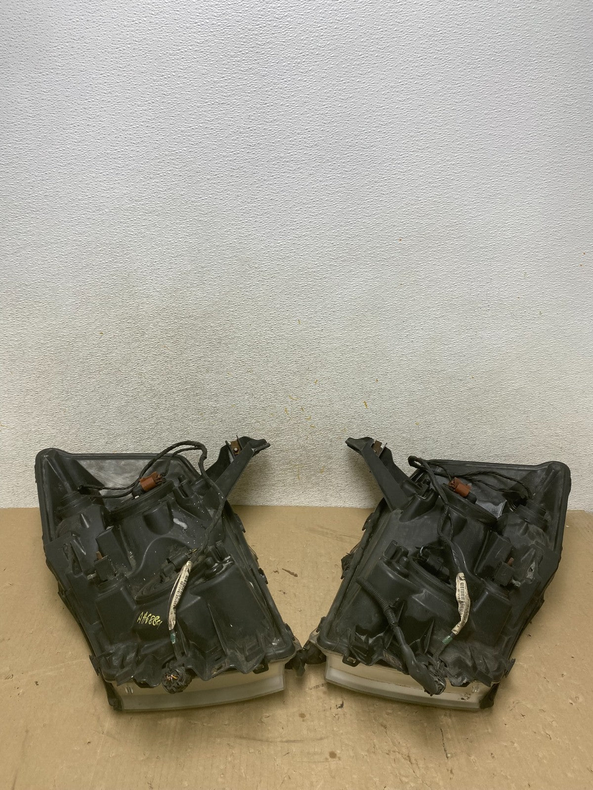 2004 to 2007 Nissan Armada Left+Right Side Set Headlights AH6884 DW11