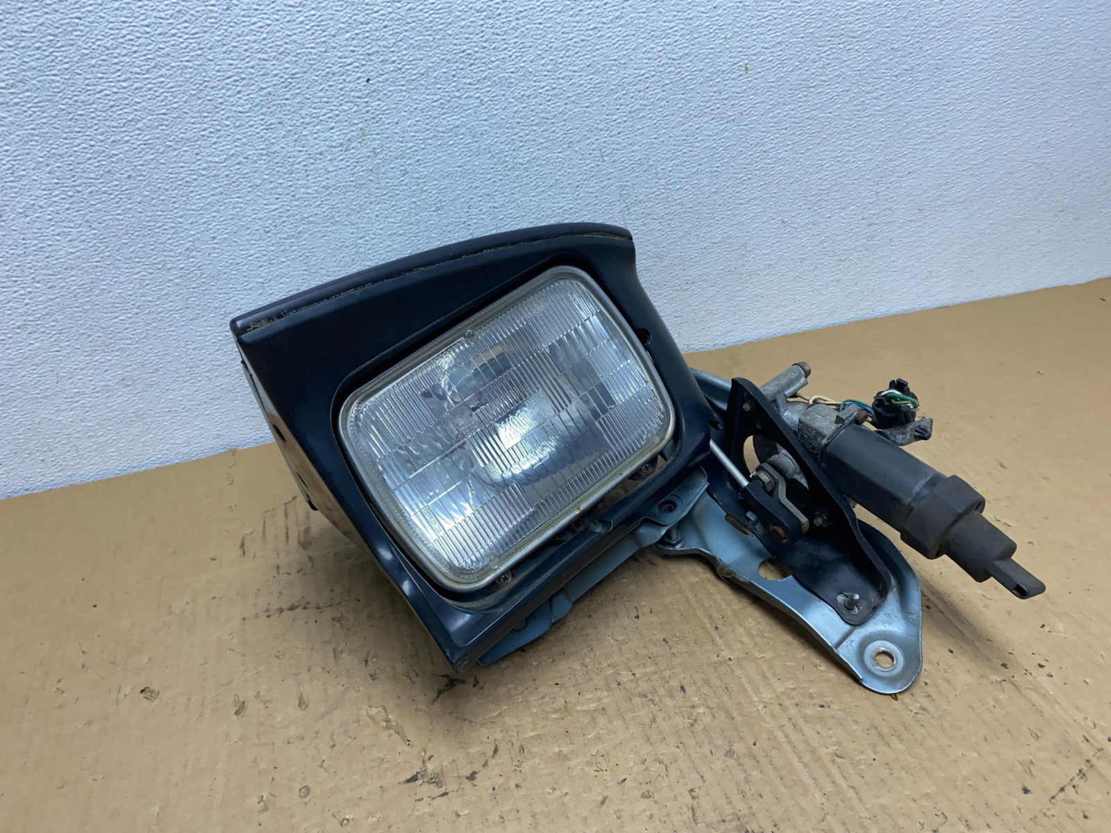 1990-1993 Toyota Celica Left Driver LH Headlight Complete With Motor AC8116 DW3