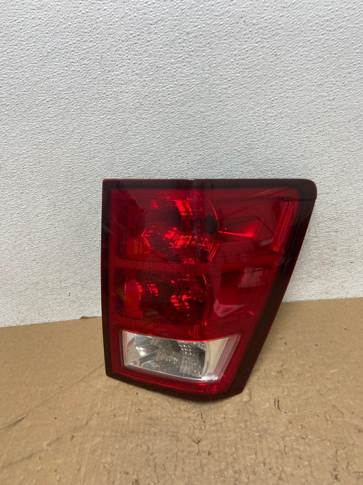 2005 - 2006 Jeep Grand Cherokee Right Passenger Rh Side Tail Light AG1377 LK0