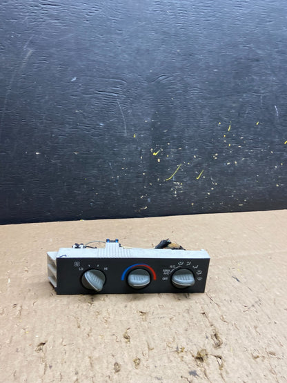 2001 - 2007 GMC Chevrolet Express 1500 Climate Control A/C 15130959 T6341 DG0