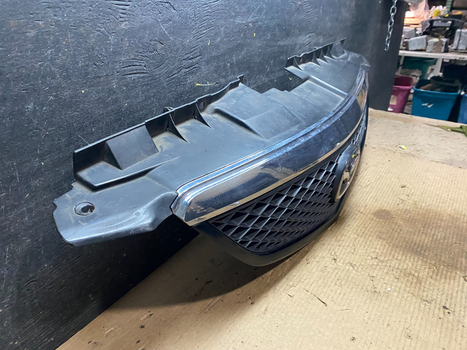 2002 2003 Mazda MPV Front Upper Grille Grill Oem v9305 DG2