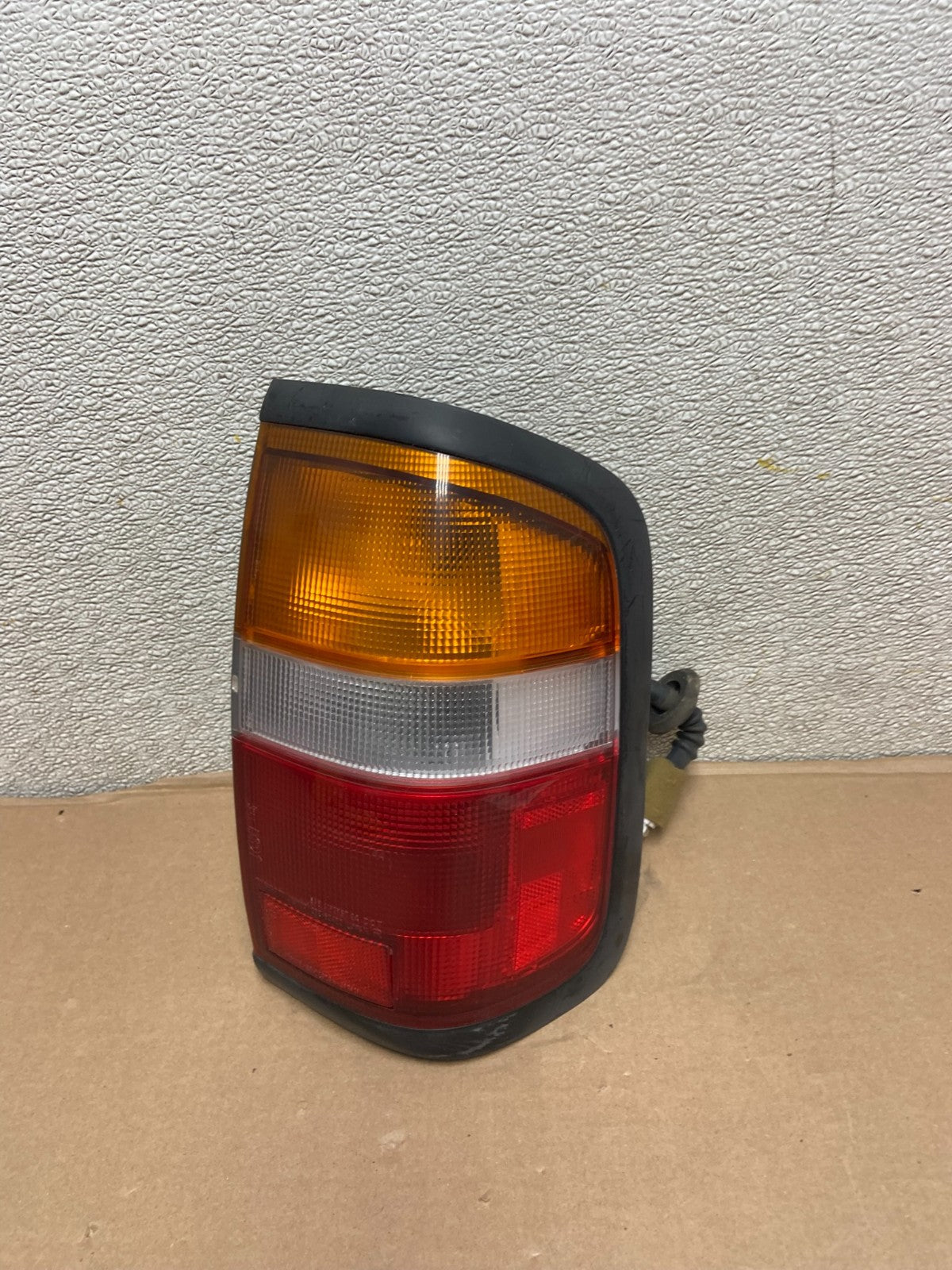 1996 - 1998 Nissan Pathfinder Right Passenger RH Side Tail light Oem AA9848 LK0
