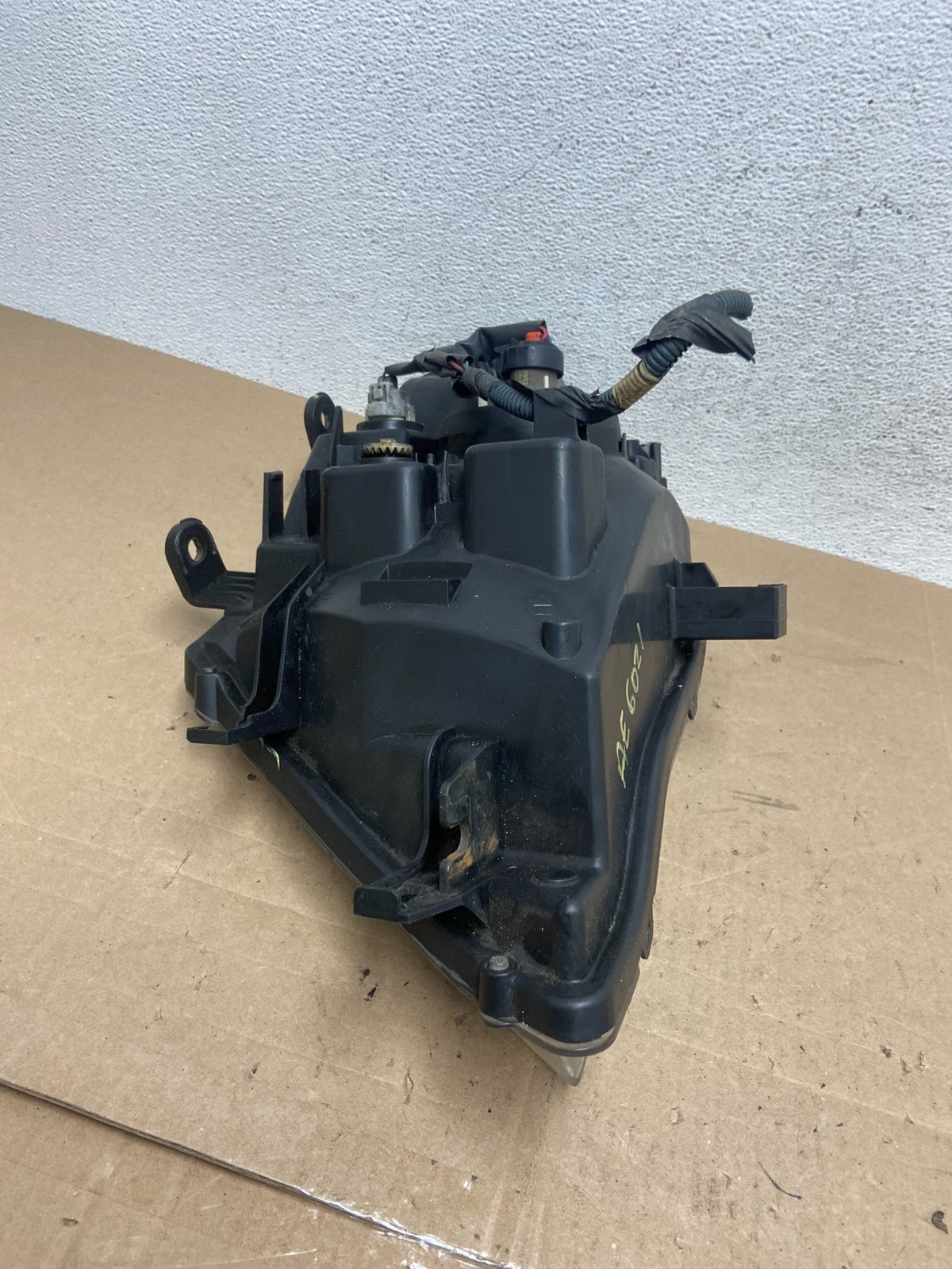 2008 to 2012 Nissan Pathfinder Halogen Headlight Right Passenger AE6021 DW8