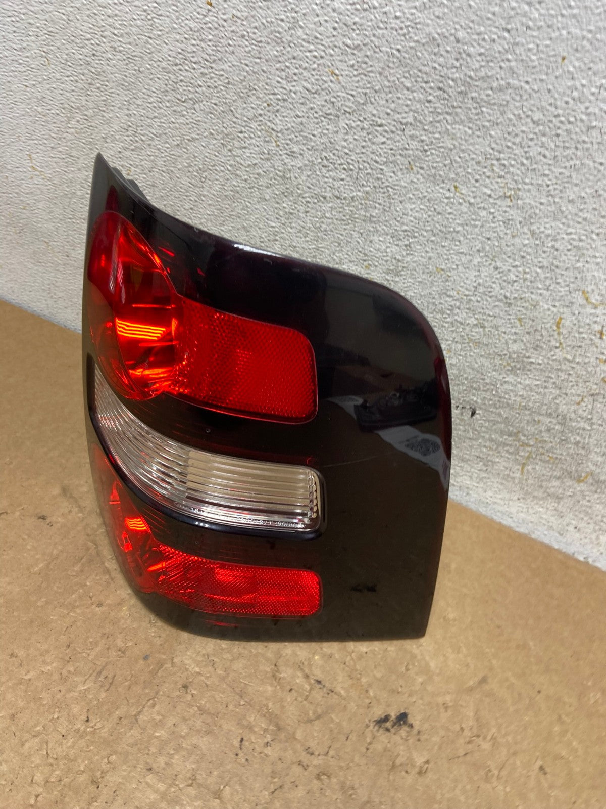 2006 to 2010 Ford Explorer Right Passenger Side Tail light AI3678 LK1