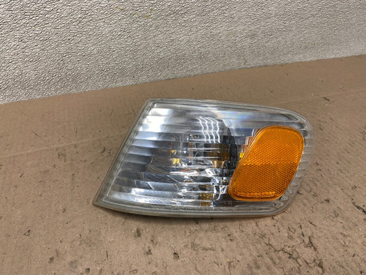 2001-2002 Toyota Corolla Left Driver Turn Signal/Marker Light Oem Z6477 DW0