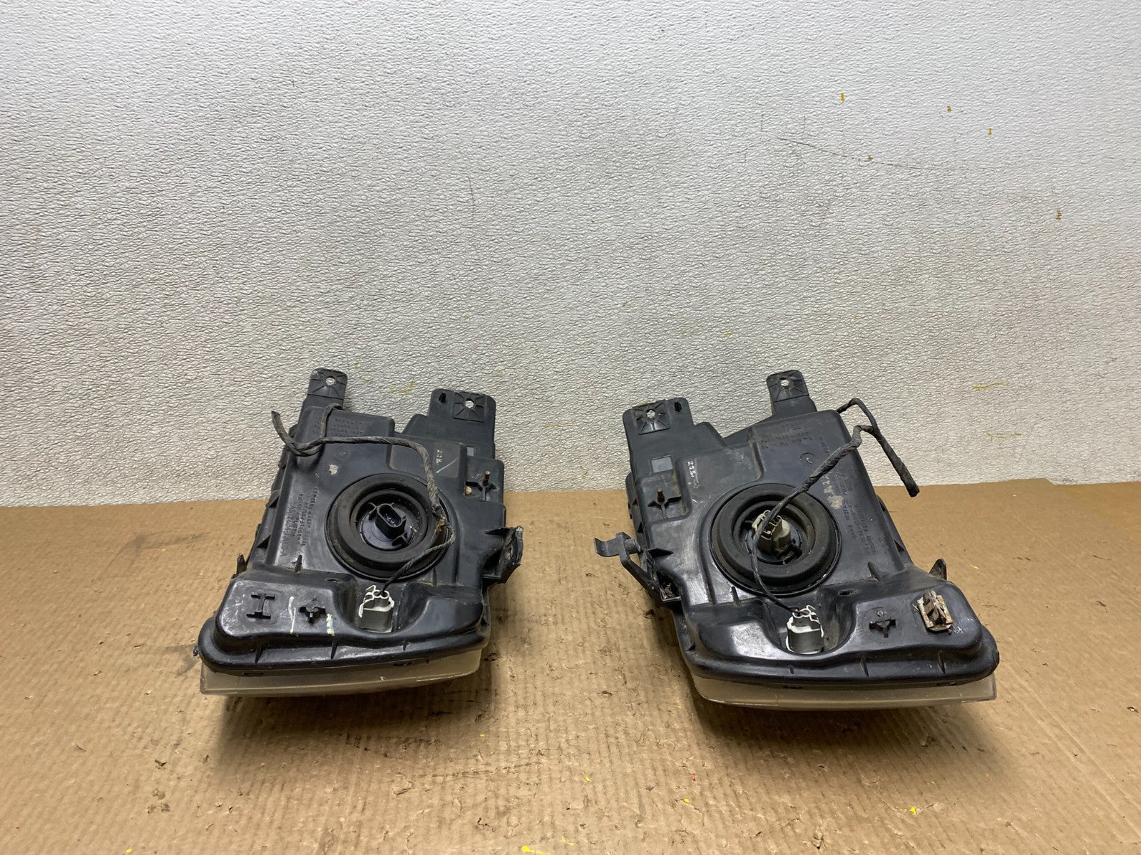 2004 to 2008 Ford F-150 F150 Left+Right Halogen Headlights W5389 DW16