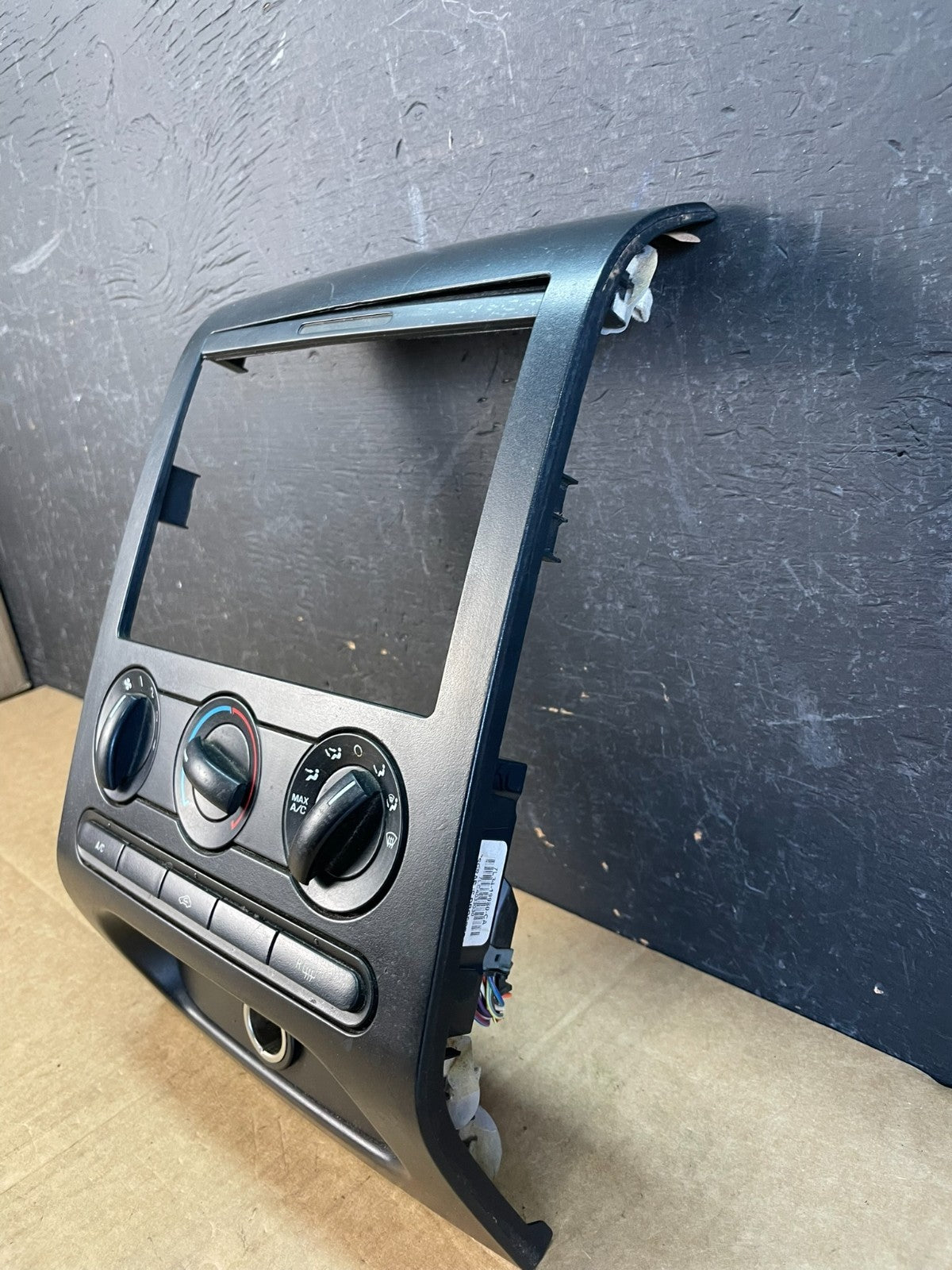 2004 to 2008 Ford F150 Radio Climate Dash Bezel Surround Black ac5241 DG2