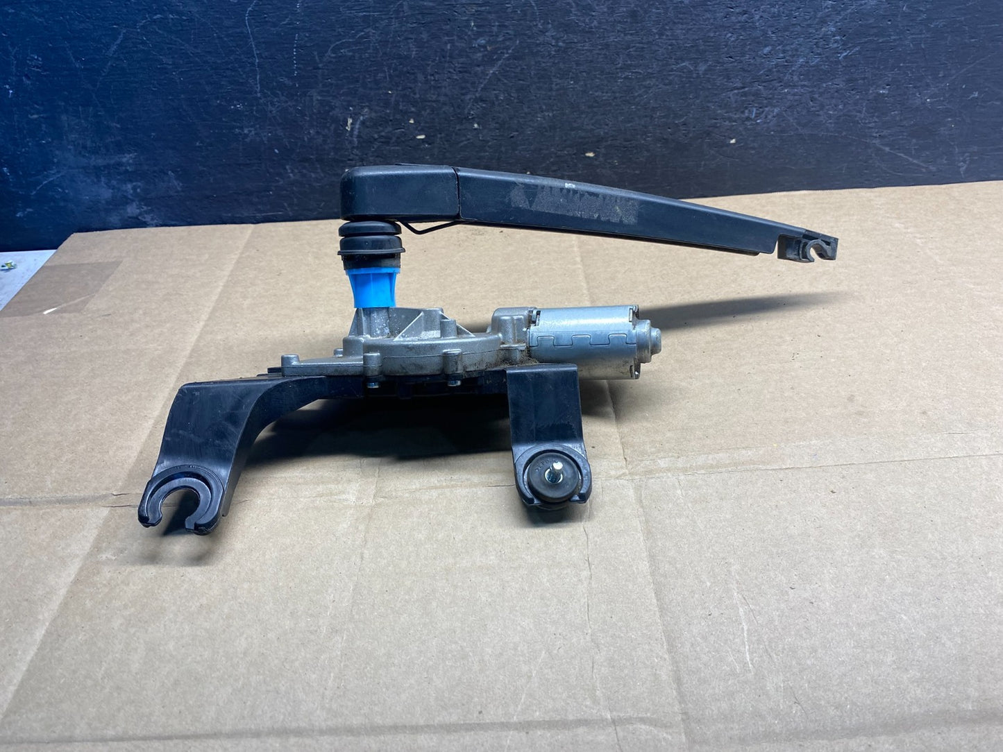 2013 - 2017 Hyundai Santa Fe Rear Glass Windshield Wiper Motor AE8229 DG1