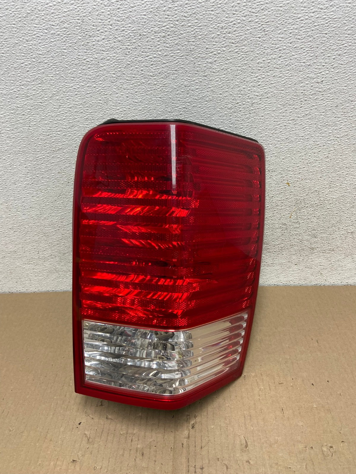 2007 2008 2009 Chrysler Aspen Tail Light Right Passenger Rh Side AE9521 LK0