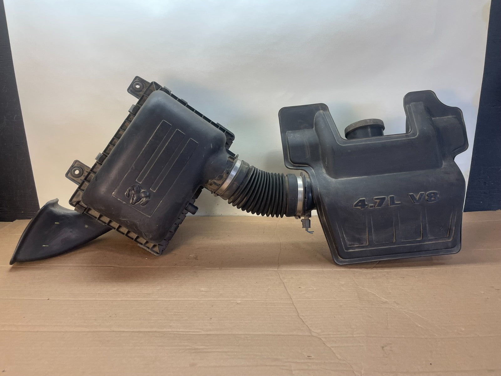2002-2018 Dodge Ram 1500 4.7L V8 Air Cleaner Filter Box ag7830 DG0
