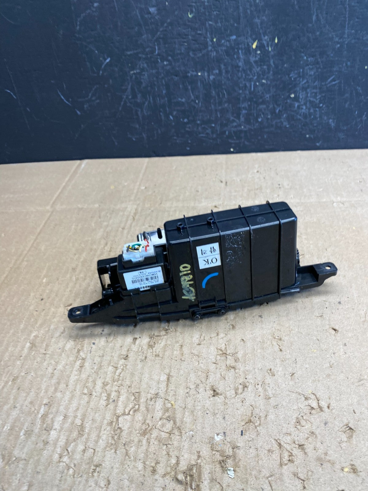 2006 - 2012 Kia Sedona Center Console Dash Storage Compartment Box AC4810 DG5