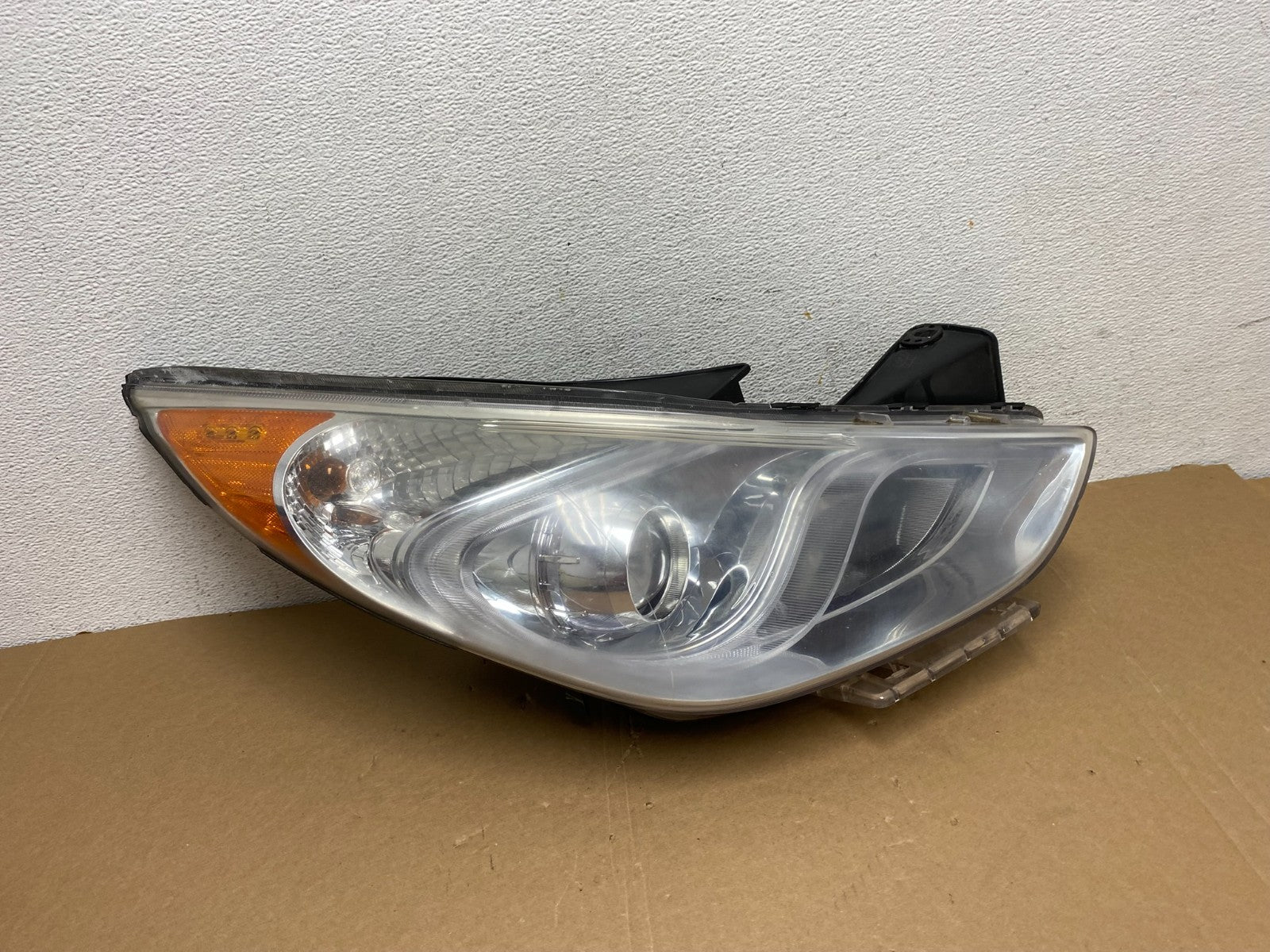 2011 - 2015 Hyundai Sonata Hybrid Right Passenger Halogen Headlight AD7867 DW0