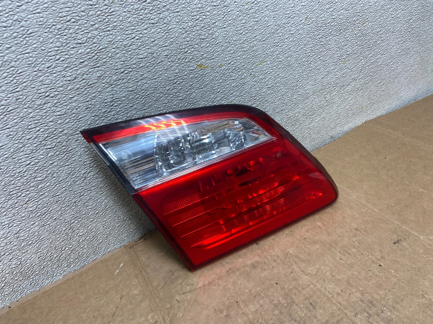 2000-2001 Infiniti i30 Left Driver Side Tail Light Inner Oem AA1682 PS2