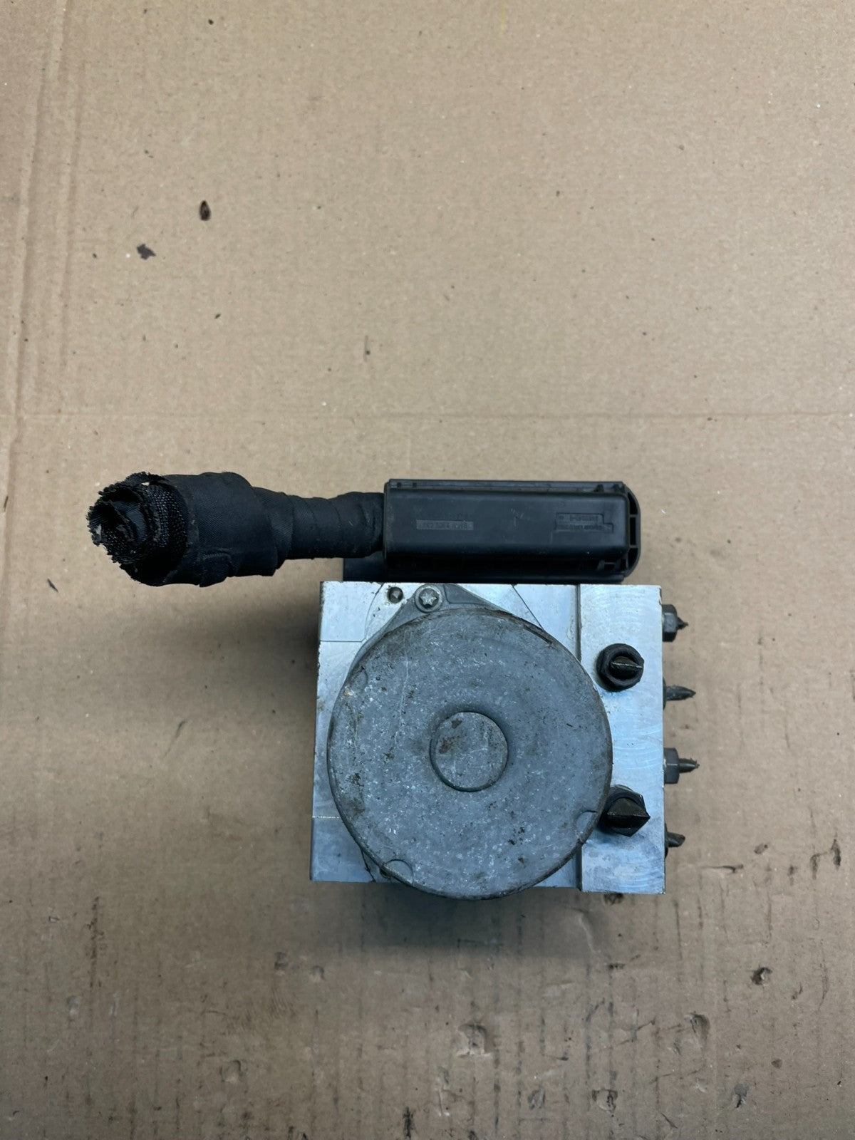 2004 to 2007 BMW 525i ABS Anti-Lock Brake Pump 6774000-01 V1978 DG5