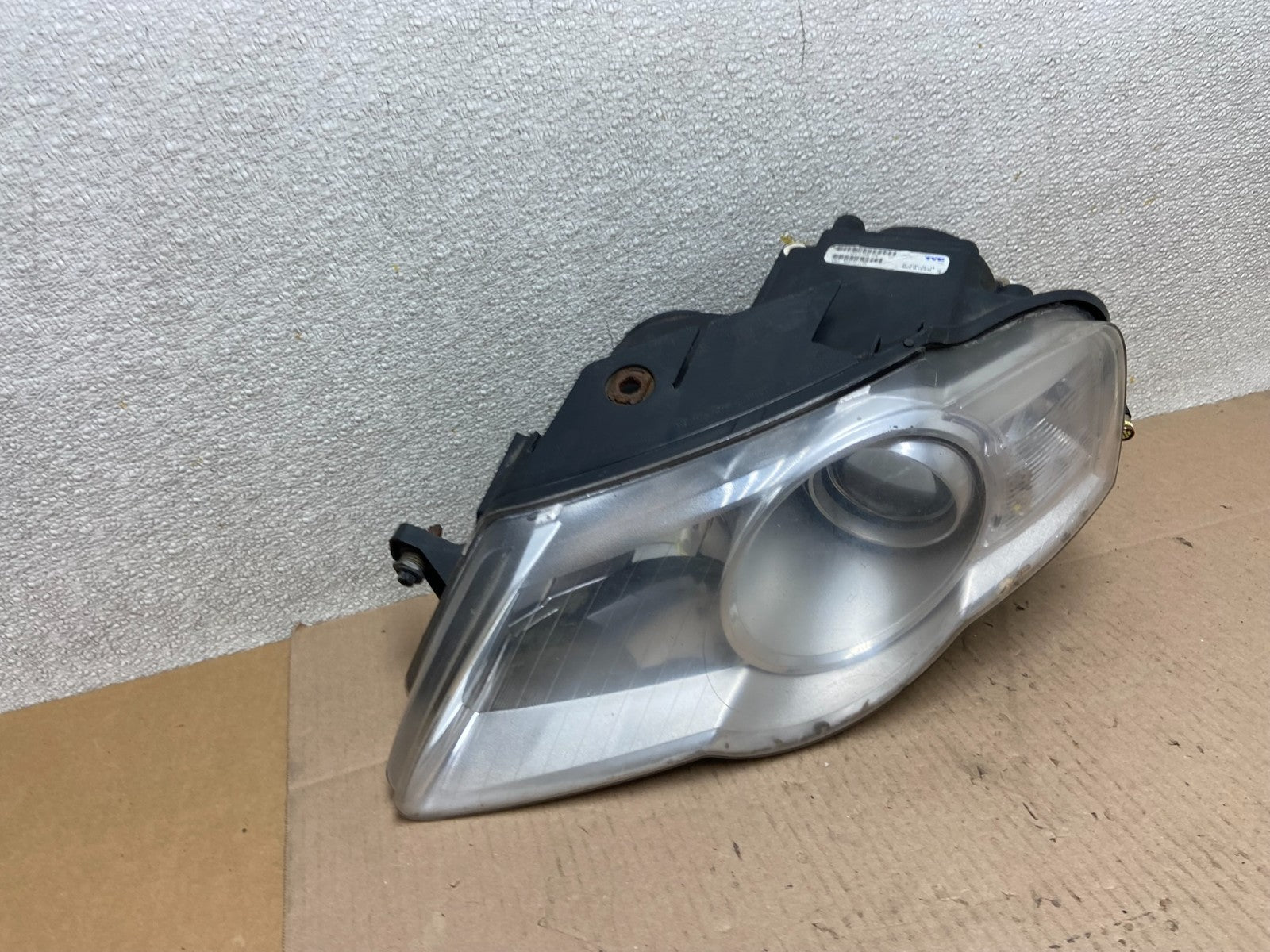 2006 - 2010 Volkswagen Passat Left Driver LH Side Halogen Headlight TYC Z3919 DW2