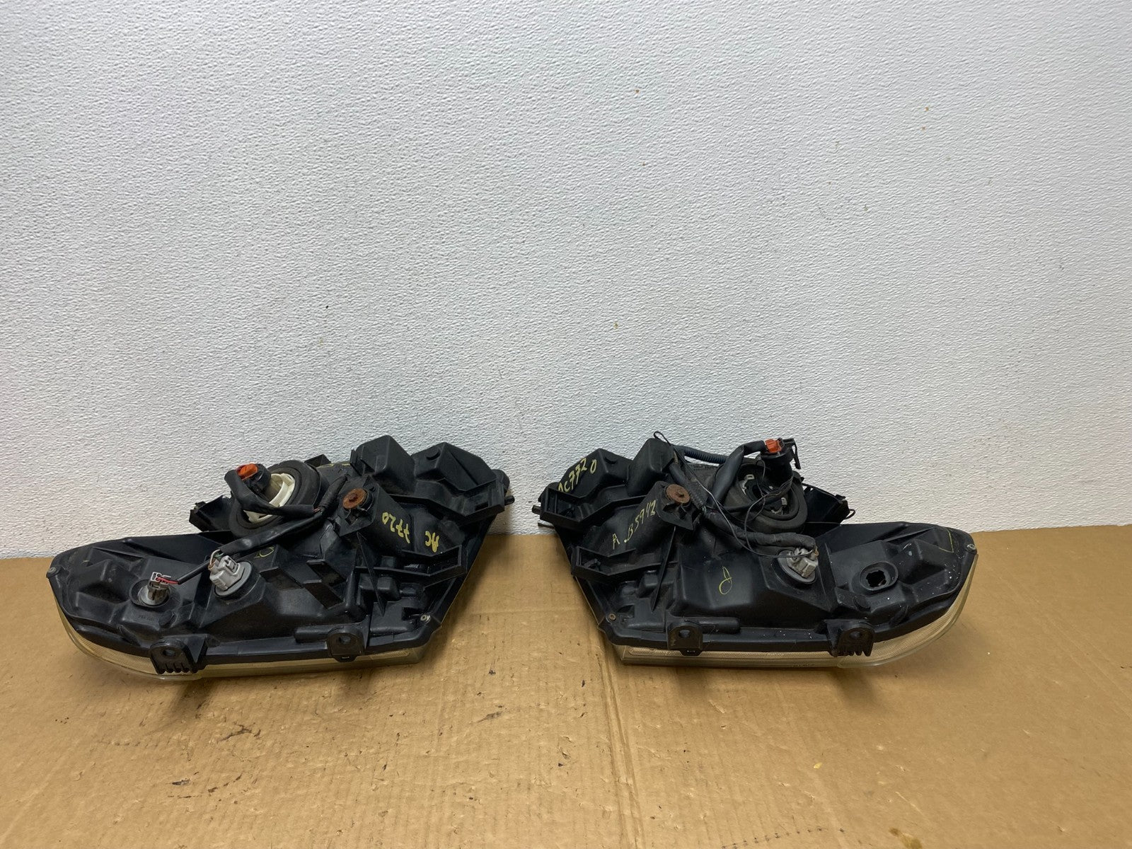 2005 2006 2007 Nissan Pathfinder Halogen Headlights Left+Right AC7720 DW7