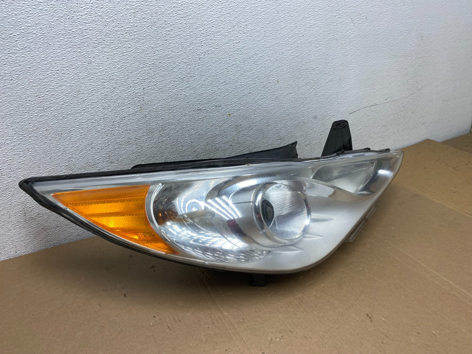 2011 - 2014 Hyundai Sonata Right Passenger Rh Side Headlight Halogen AD7876 DW2