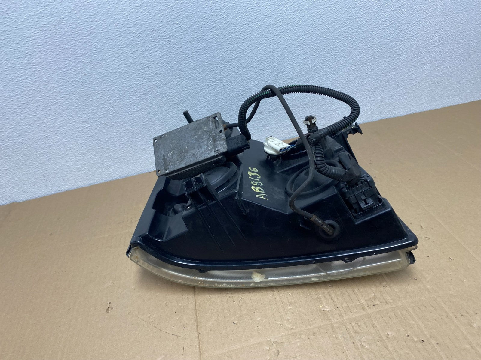 2002 to 2006 Cadillac Escalade Left Driver Lh Xenon HID Headlight Oem AB8136 DW8
