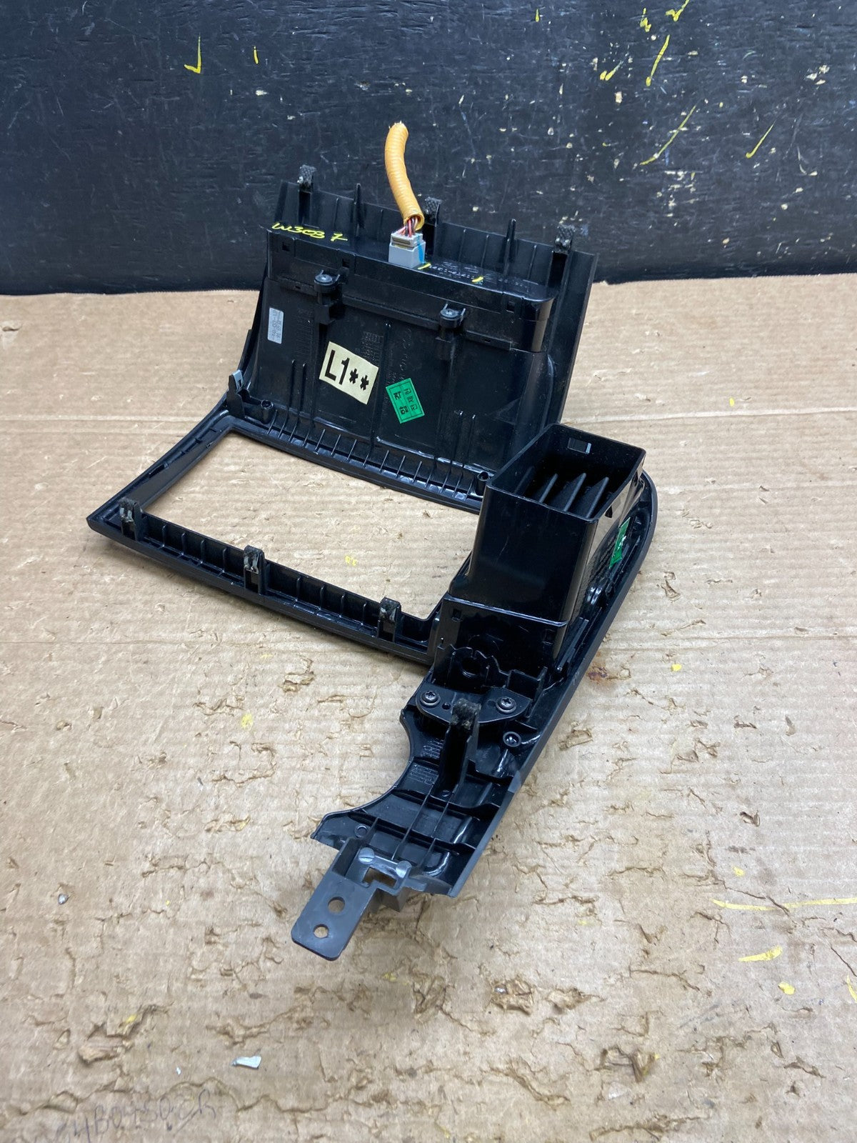 2006-2012 Hyundai Entourage Sedona Center Radio Clock Bezel Air Vent W3037  DG4