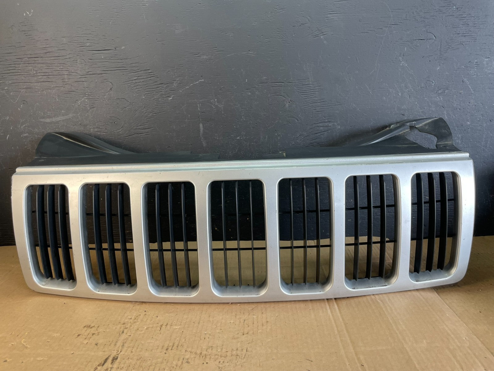 2005 to 2007 Jeep Grand Cherokee Front Upper Grill Grille Aftermarket AC5437vDG0