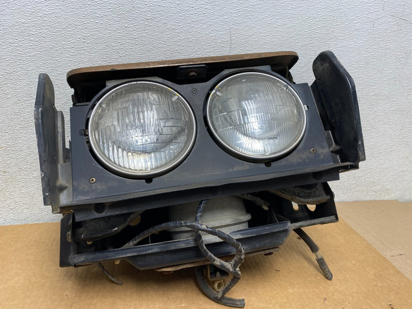 1969 1970 1971 Lincoln Continental Right Passenger Side Headlight I05673