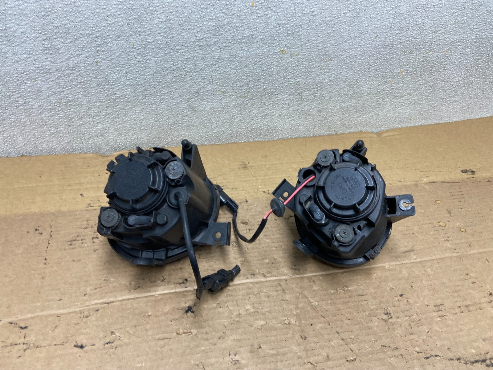 2003 to 2005 Kia Optima Left+Right Side Inner Headlight AB33375