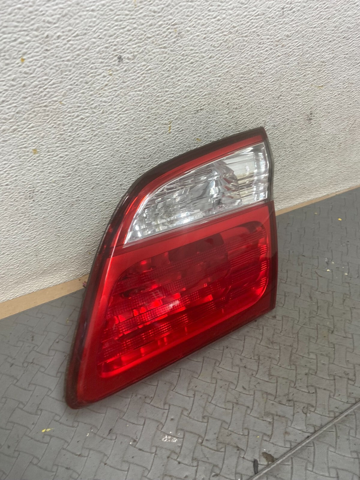 2000-2001 Infiniti i30 Right Passenger Rh Side Tail Light Inner Oem C75832