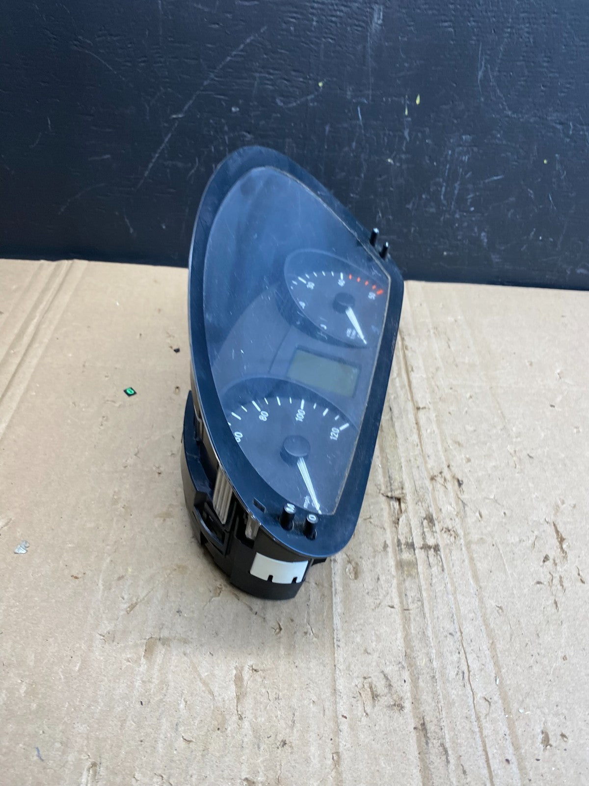 2014 to 2018 Mercedes Sprinter 2500 Speedometer Gauge Cluster AB8975 DG2