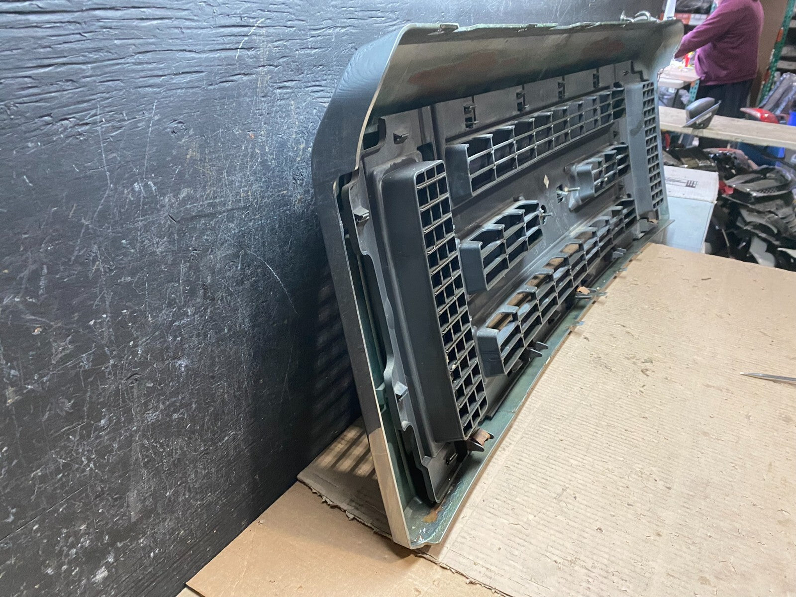 2008 to 2014 Ford Econoline E150 E250 Front Upper Chrome Grill Grille H676610