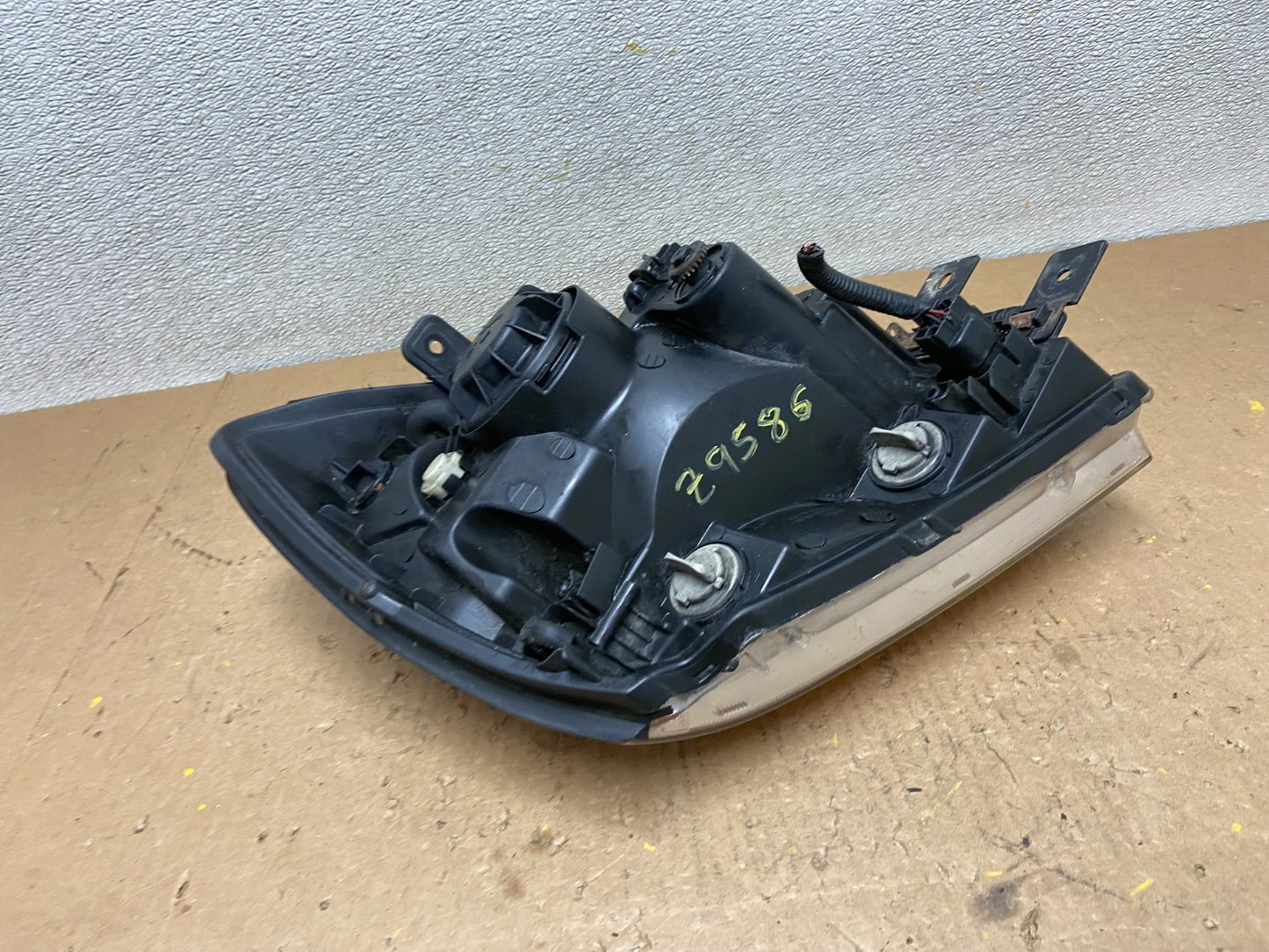 2005 to 2006 Kia Sportage Left Driver LH Halogen Headlight OEM Z9586 DW7