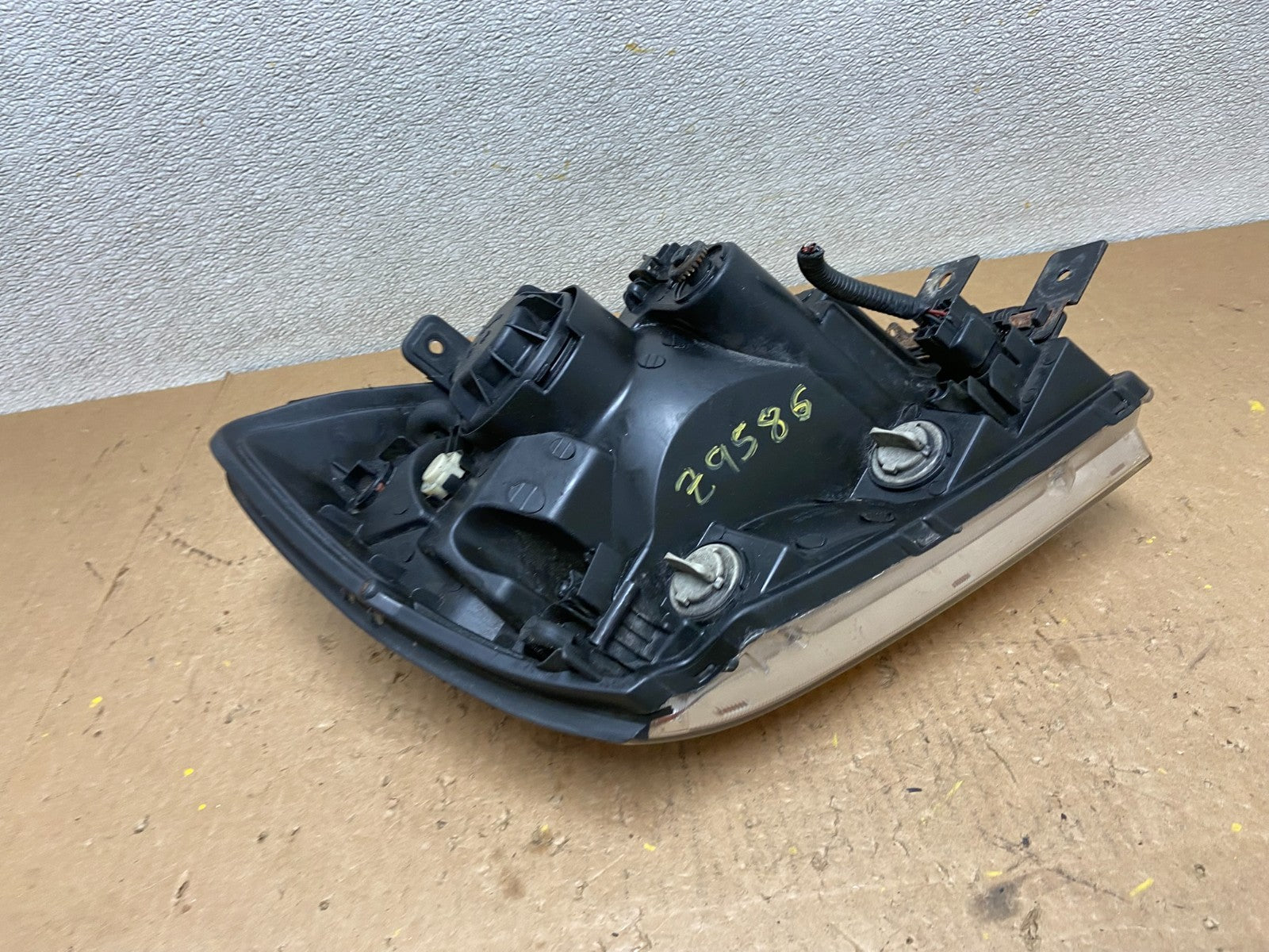 2005 to 2006 Kia Sportage Left Driver LH Halogen Headlight OEM Z9586 DW7