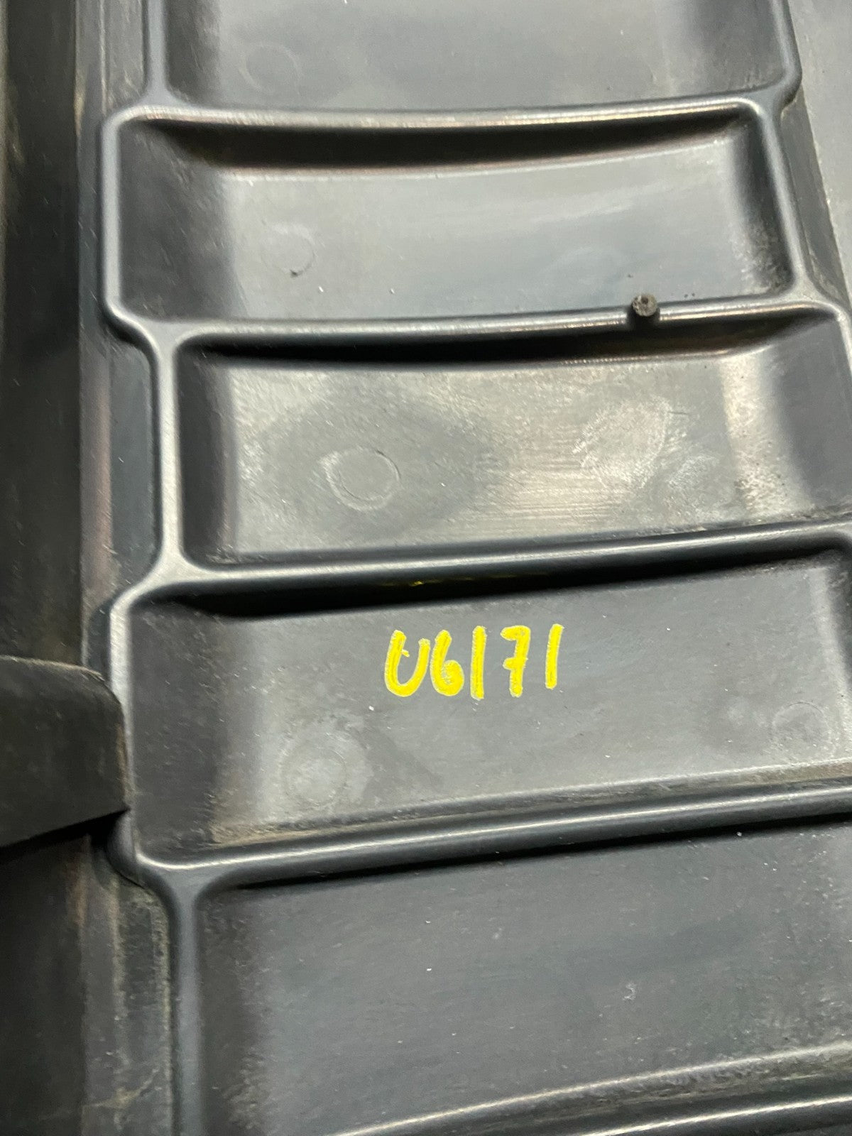 2007 to 2012 GMC Acadia 3.6L VVT Engine Cover Shield u6171 DG9