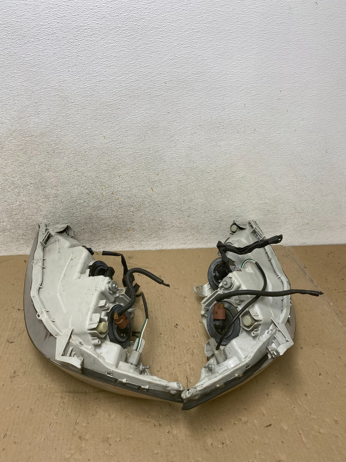 2005 to 2006 Toyota Camry Left+Right Side Set Halogen Headlights AH6872 DW8