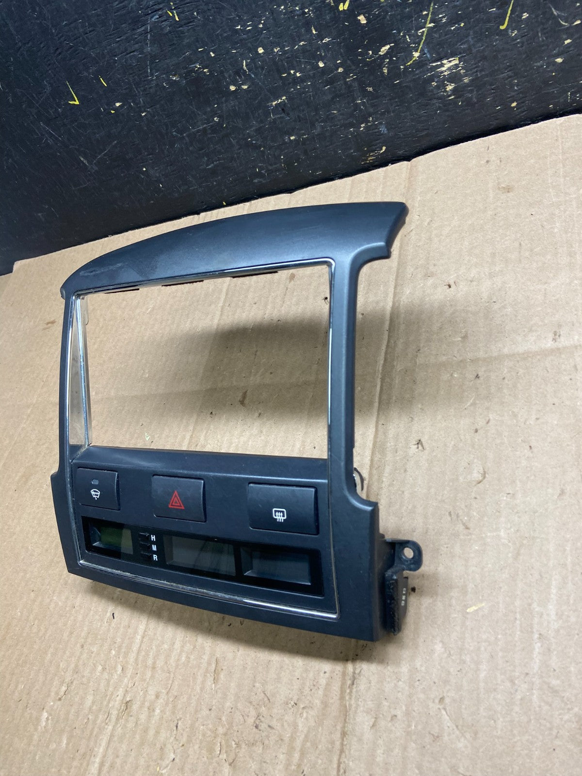 2007 to 2008 Kia Sorento Center Radio Climate Control Clock Trim AA4834 DG1