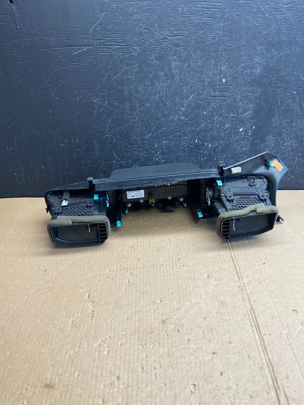 2020 to 2023 Ford Explorer Console Radio Display Screen Air Vents AE4240 DG3