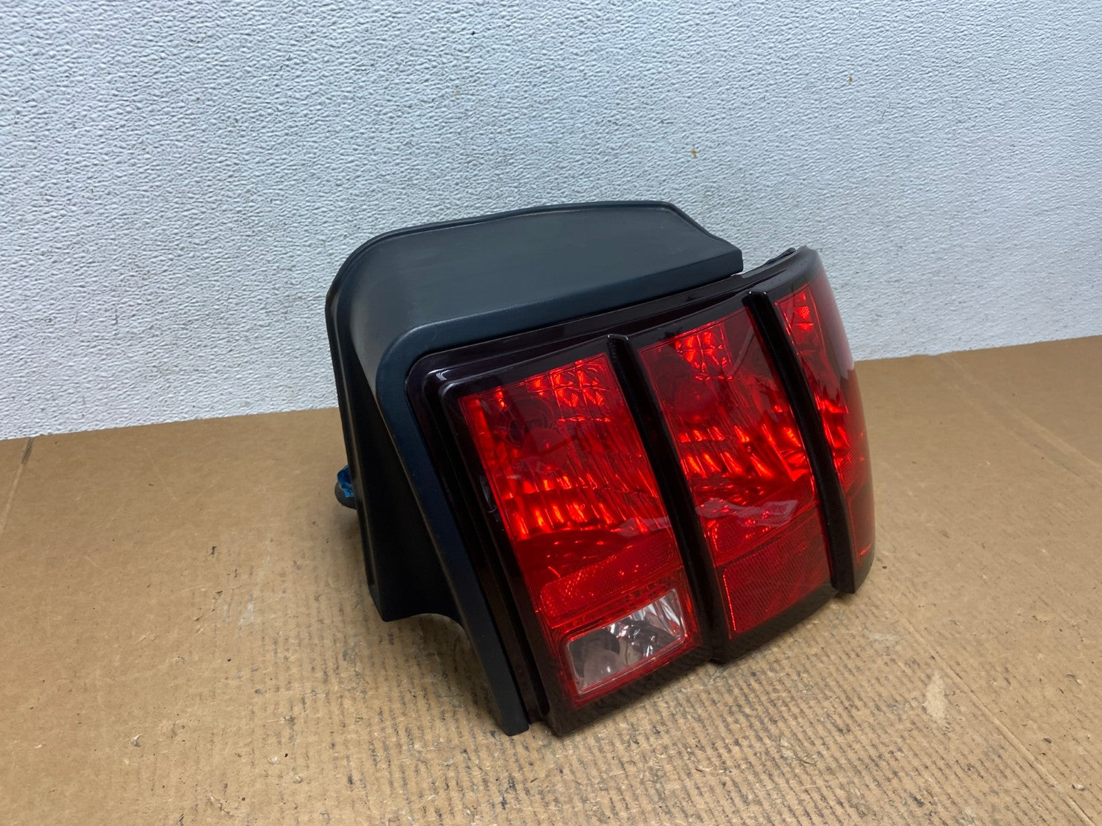 1999-2004 Ford Mustang Right Passenger Rh Side Tail Light AE1456 LK2