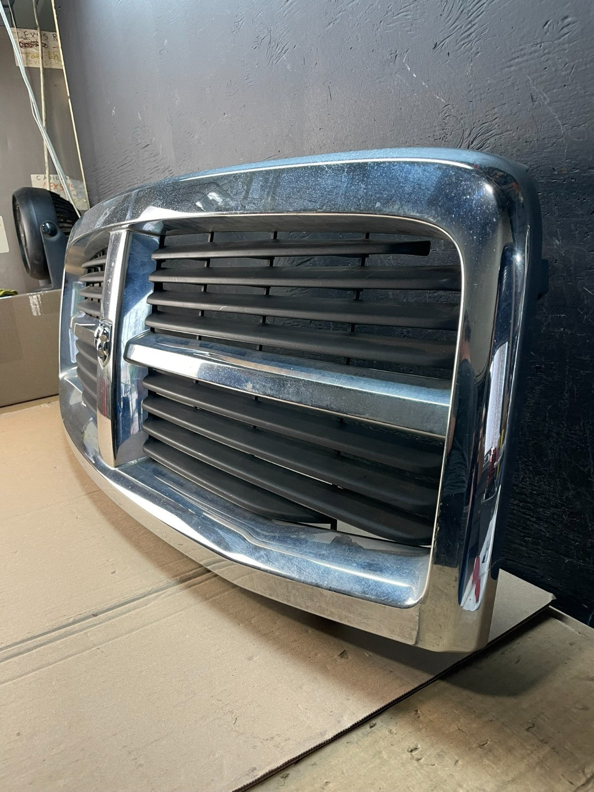 2004 to 2006 Dodge Durango Front Upper Chrome Grill Grille AD8355 DG1