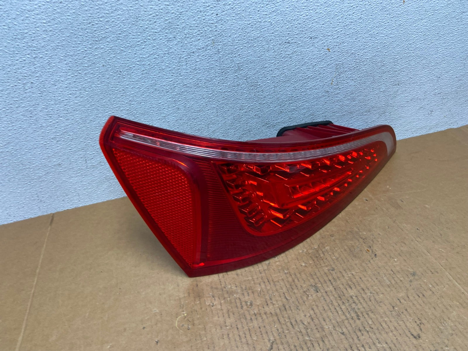 2009 to 2012 Audi Q5 Left Driver LH Side Tail light AE0670 LK2