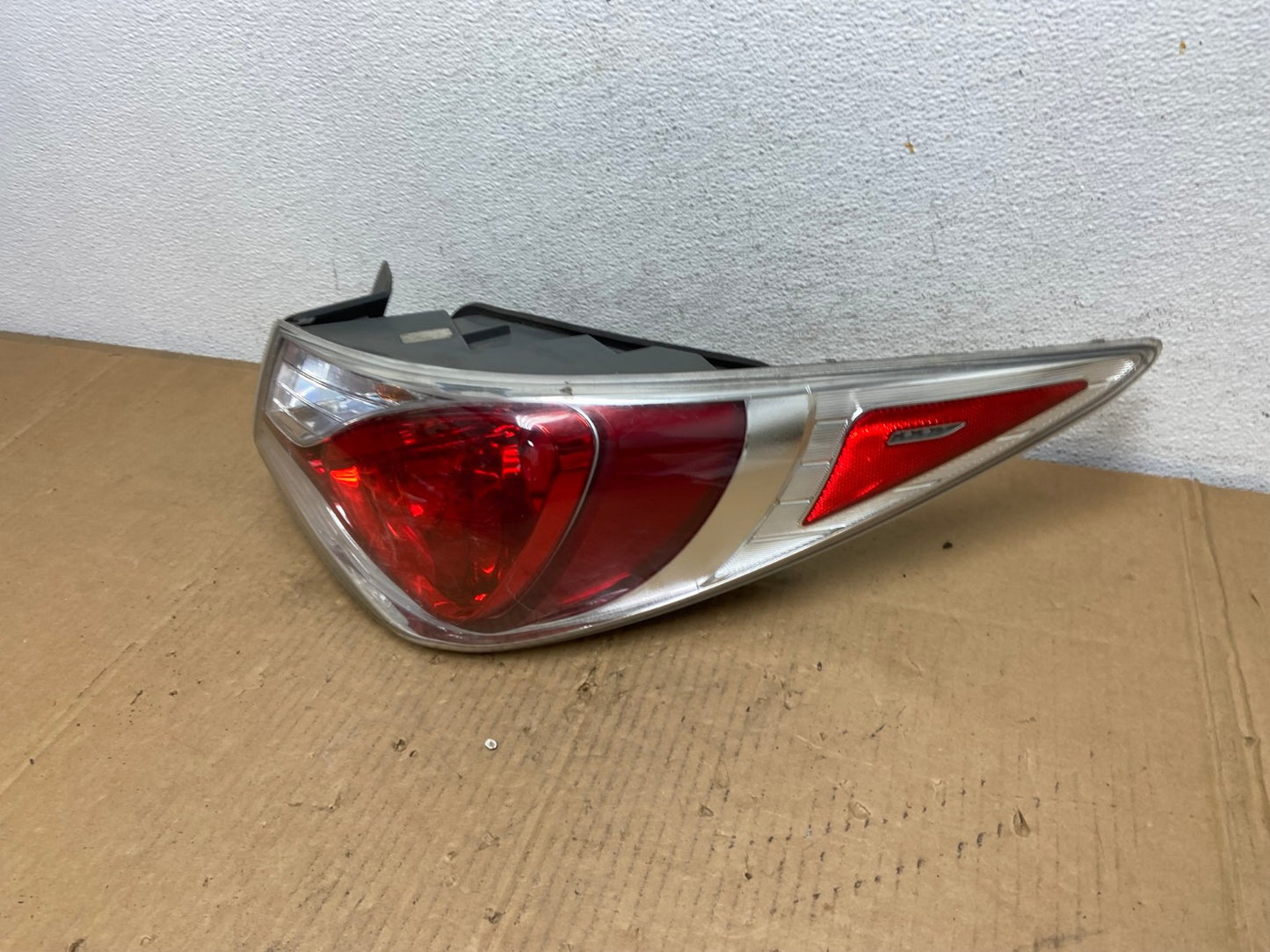 2011 - 2015 Hyundai Sonata Hybrid Right Passenger Tail Light AD0958 LK1