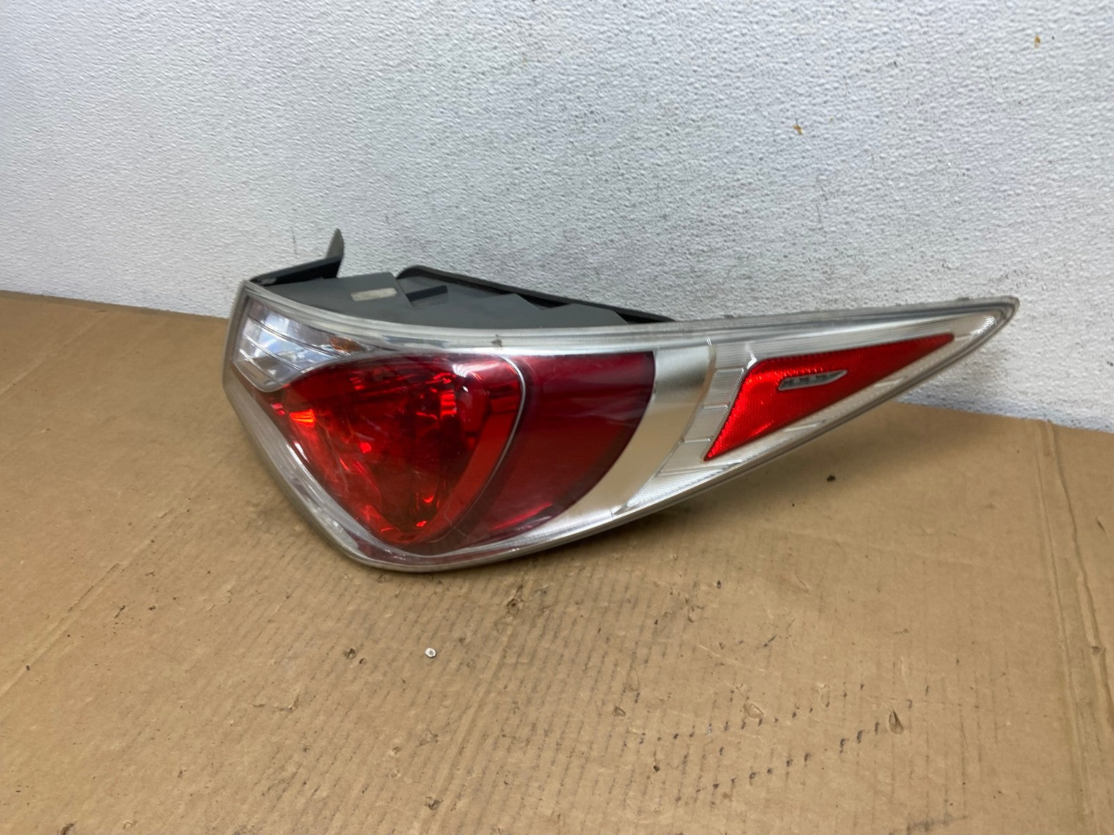 2011 - 2015 Hyundai Sonata Hybrid Right Passenger Tail Light AD0958 LK1