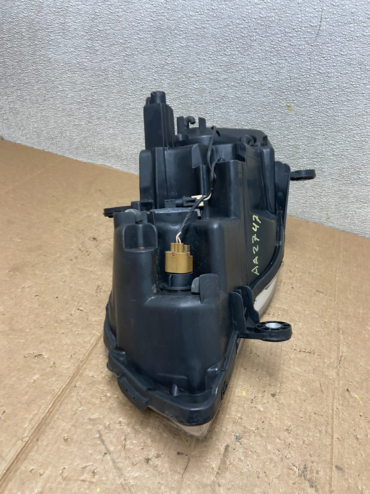 2011 to 2016 Chrysler Town and Country Right Passenger Headlight AA27478