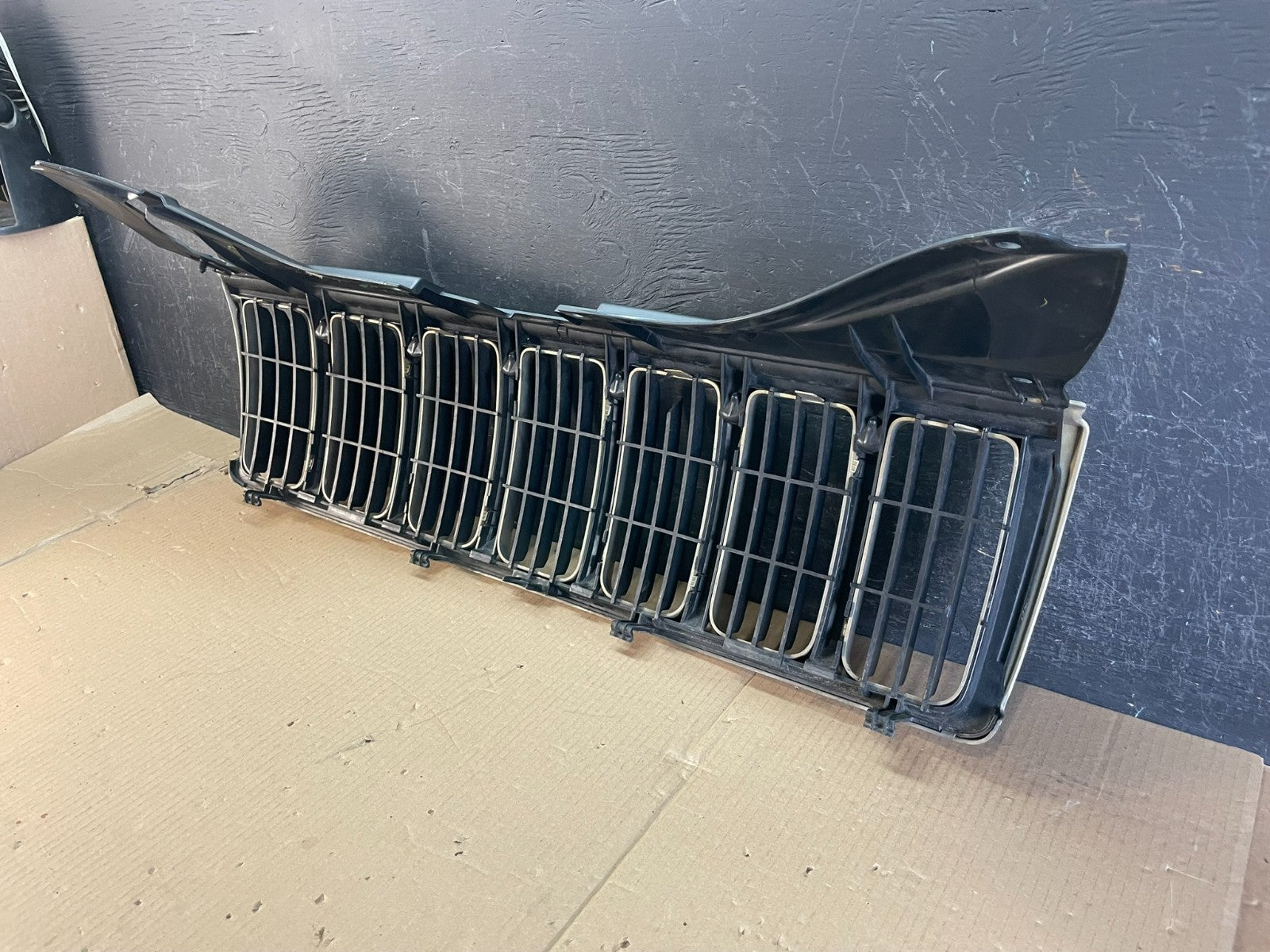 2005 2006 2007 Jeep Grand Cherokee Front Upper Grill Grille AE3593 DG4