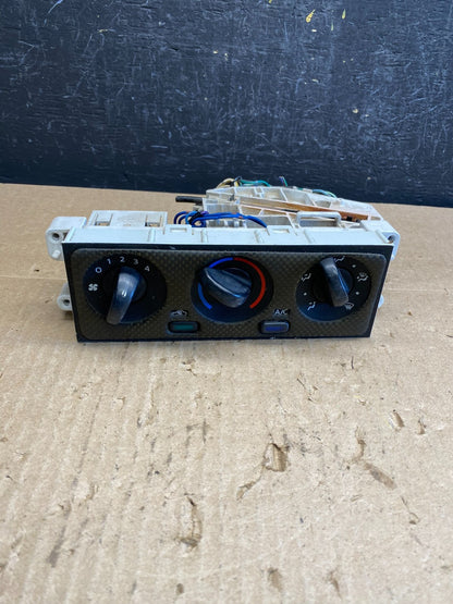 1999-2000 Nissan Xterra Heater A/C Climate Temperature Control ac6712 DG0