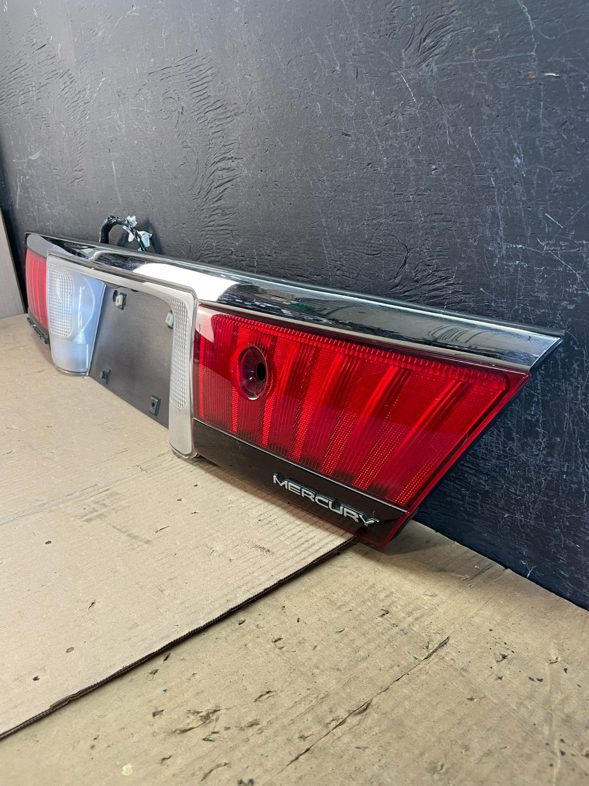 1998 to 2002 Mercury Grand Marquis Trunk Lid Center Tail Light ad8580 DG1