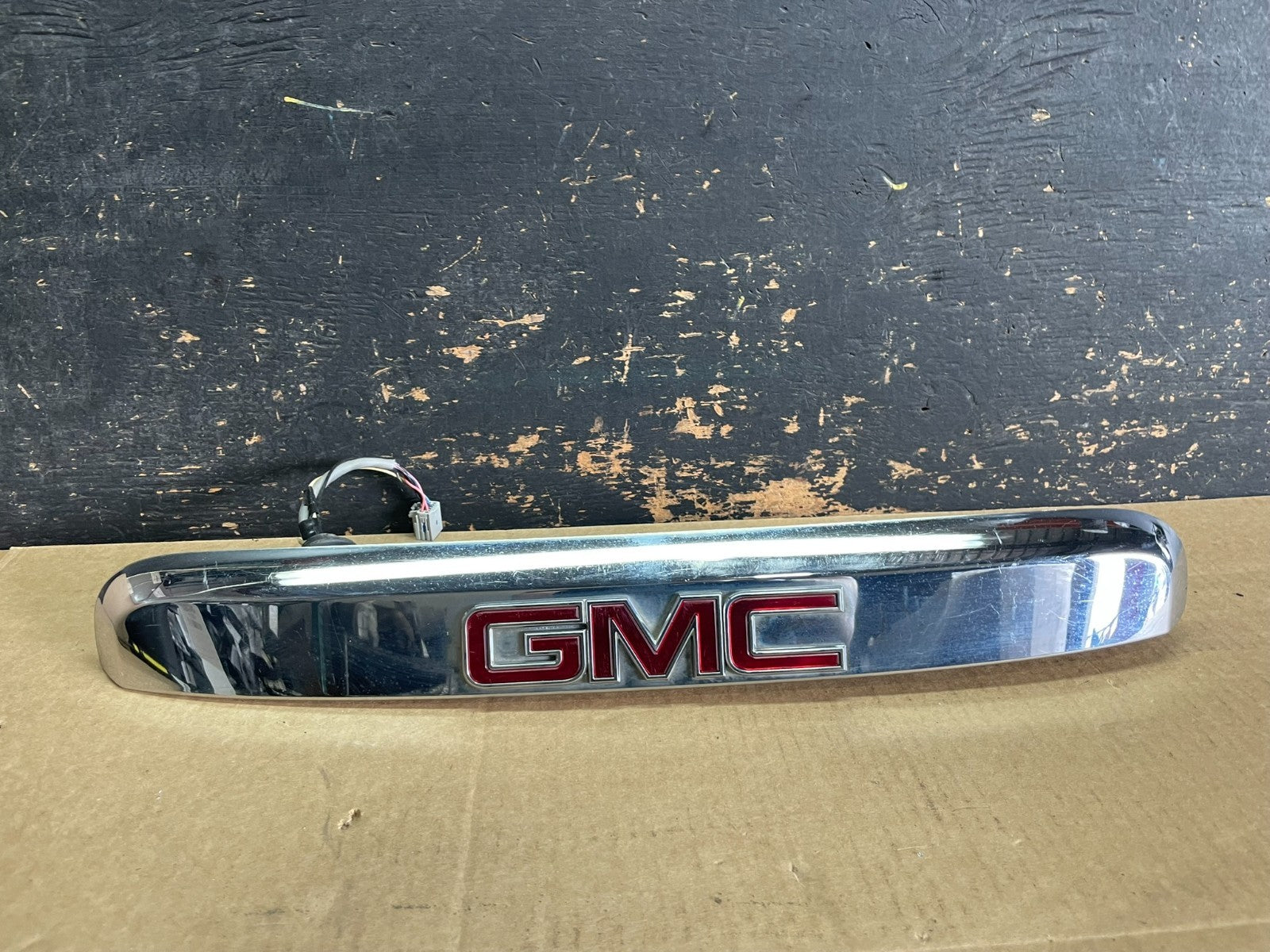 2007-2012 GMC Acadia Chrome Tailgate Rear Finish Molding Back W/Camera AA8954 DG0