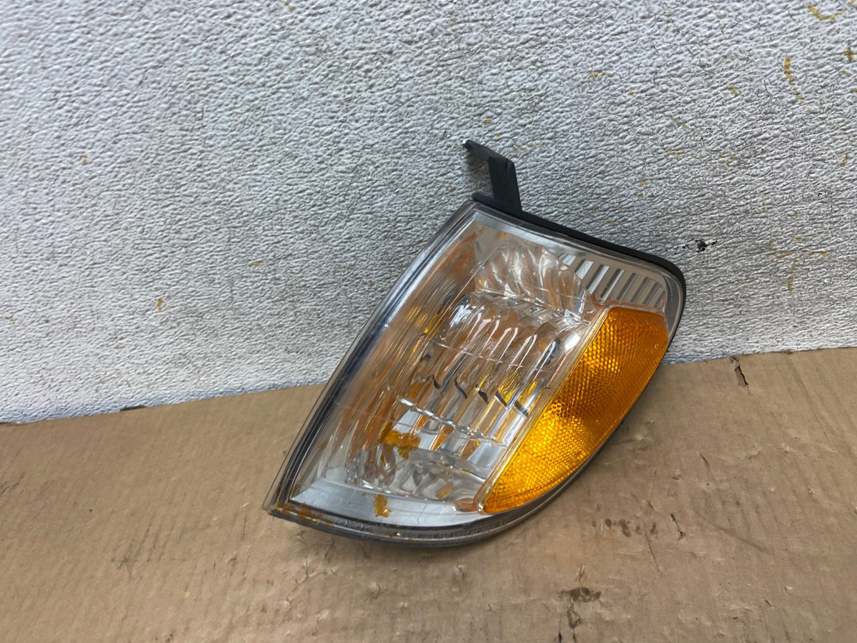 2005 to 2006 Toyota Tundra Left Driver LH Side Turn Signal Light AI7956 LK0